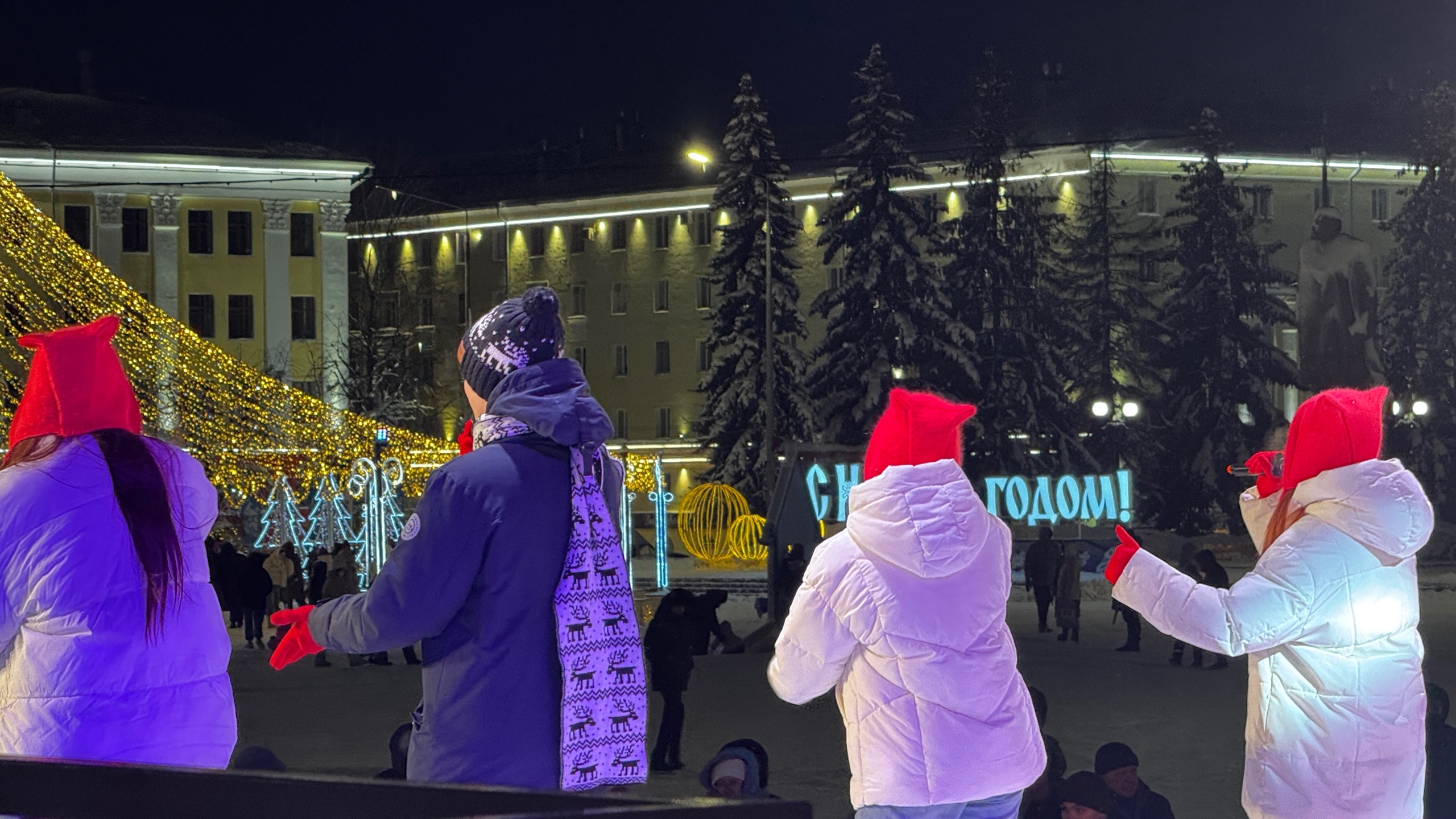 ❄️ 6 января на Театральной площади состоялась новогодняя программа «По страницам сказочных историй»