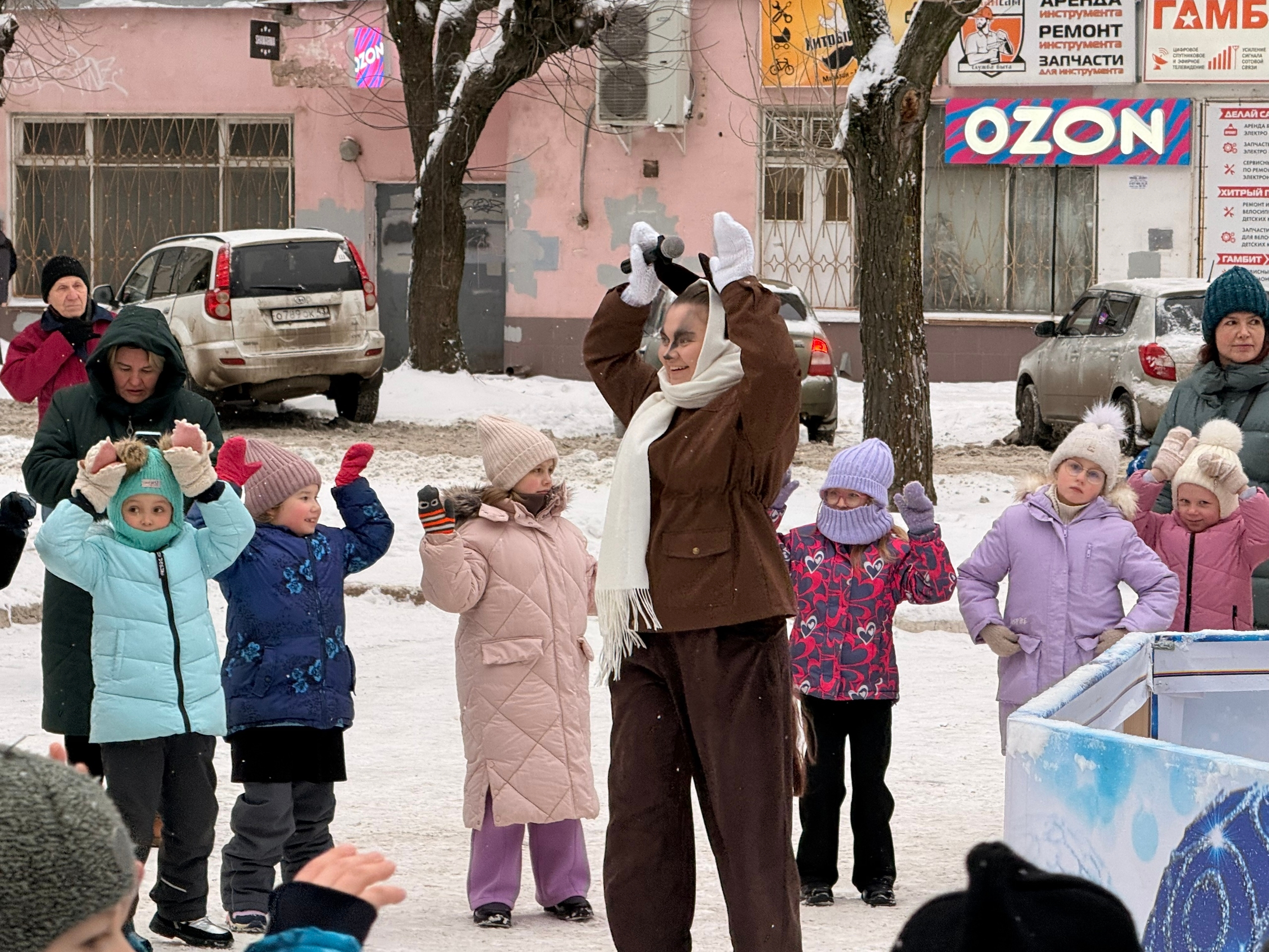 ❄️ 17 декабря в 11:00 на уличной площадке Дворца культуры «Космос» состоялось открытие новогодней ёлки Дворца культуры «Космос»