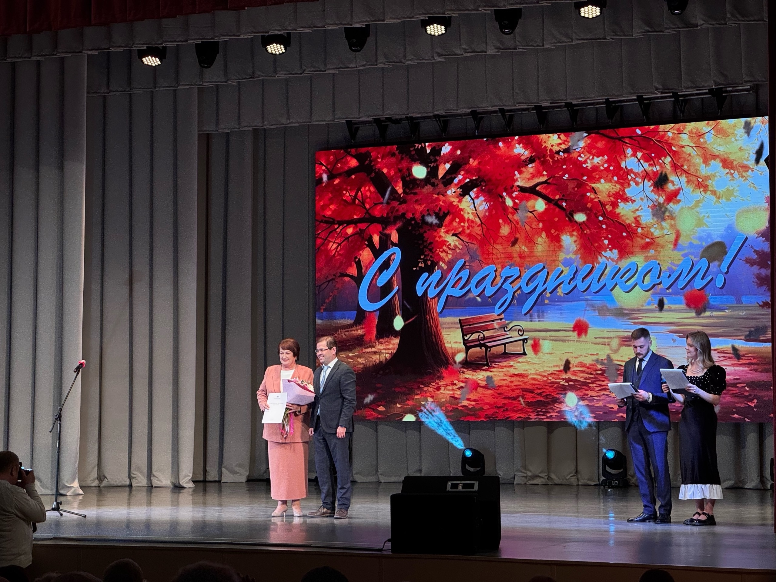 1 октября 2025 года во Дворце культуры «Космос» состоялось городское торжественное мероприятие для ветеранов города Кирова, посвященное Международному Дню пожилого человека!